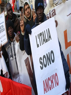 Foto Roberto Monaldo / LaPresse 14-01-2012 Roma Interni Corteo "Accoglienza e solidarietà con tutti gli immigrati contro il razzismo" Nella foto Un momento della manifestazione Photo Roberto Monaldo / LaPresse 14-01-2012 Rome Demonstration against the racism In the photo A moment of demonstration